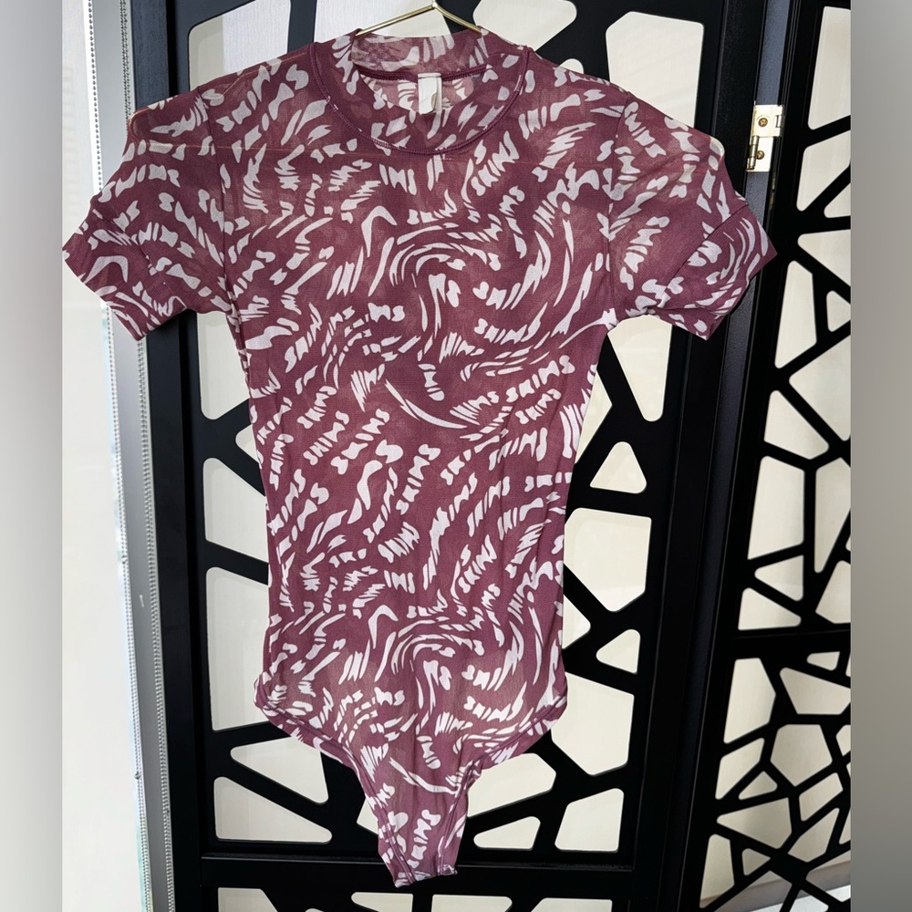NEW SKIMS Summer Mesh Short Sleeve Thong Bodysuit, Raspberry Swirl